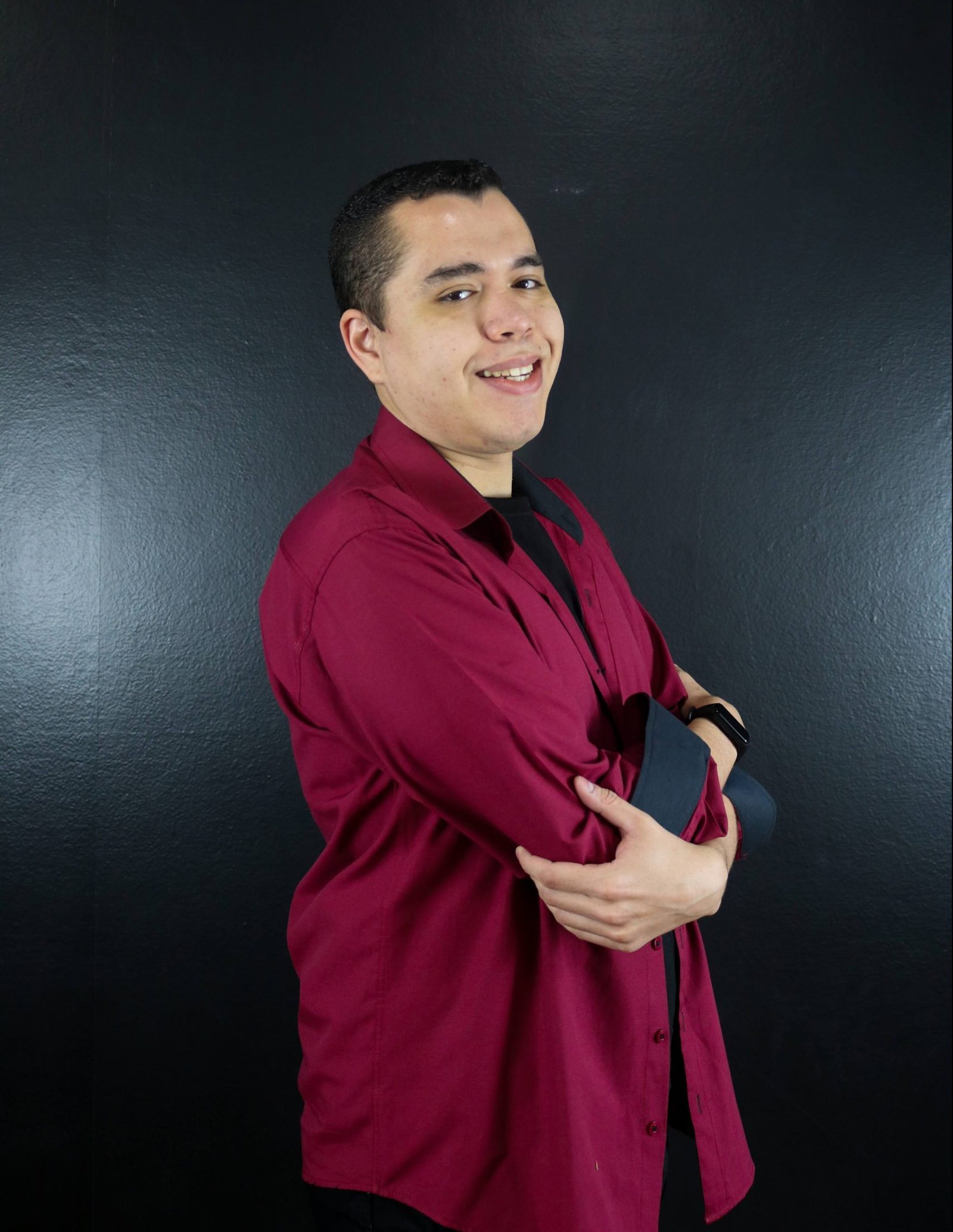 Igor Queiroz Especialista em Marketing de Performance em fundo preto com camisa vinho