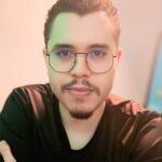 Foto de Igor Queiroz, com uma luz laranja no topo superior direito.